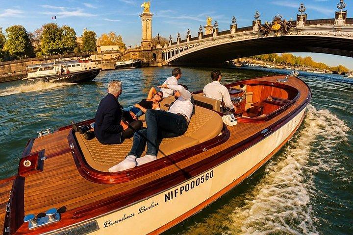 Romantic guided cruise with champagne