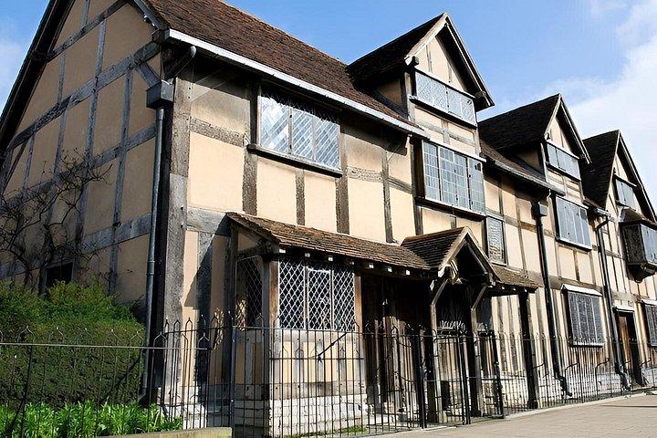 ロンドンからウォリック城とシェイクスピア生誕地日帰りツアー
