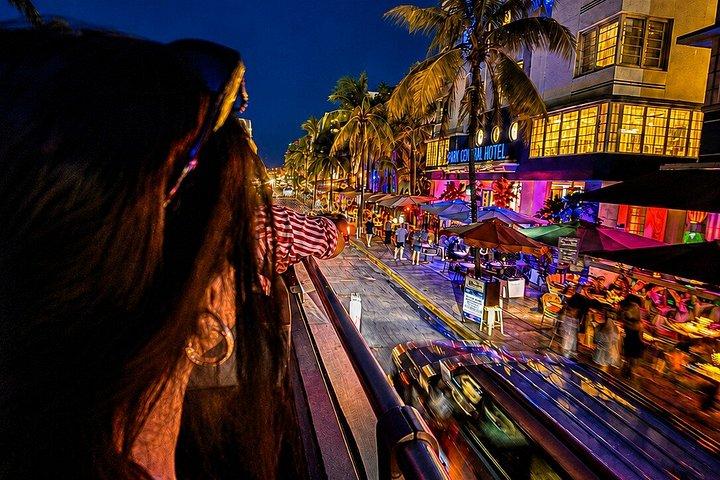 マイアミ：ライブガイド付きオープントップバス観光ナイトツアー