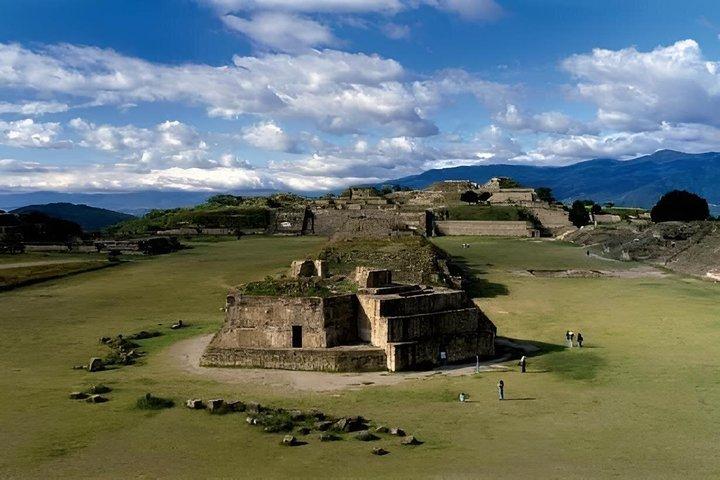 モンテ・アルバンへの半日旅行、先祖伝来のメスカルと黒粘土