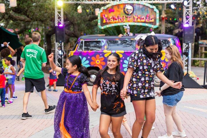 夜のハロウィンイベントの生き物-ローリーパークのズータンパ