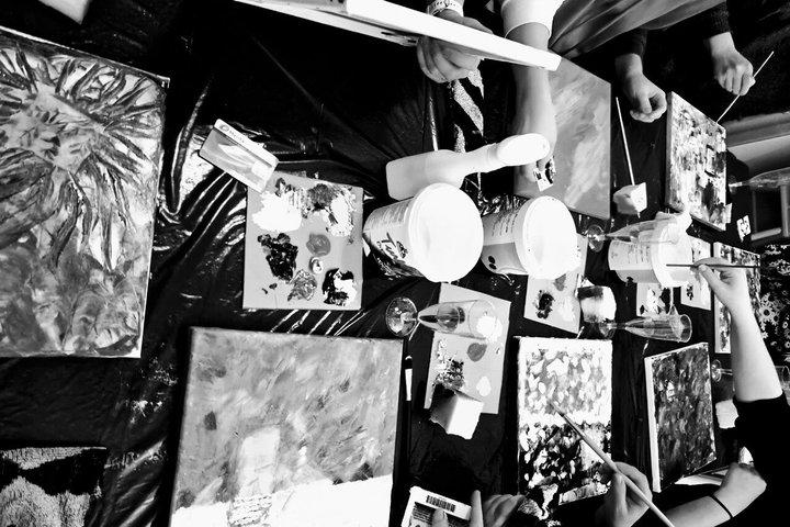 Barcelona: Sip and Paint Night with Drinks and Host
