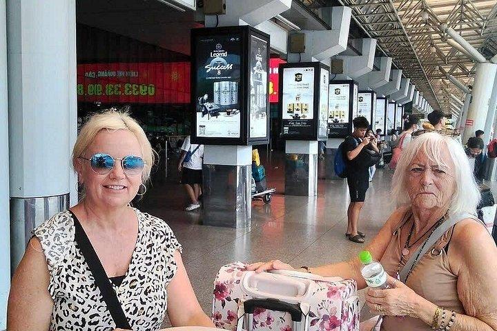 プライベート到着ピックアップタンソンニャット空港SGNからHCMシティホテルへ