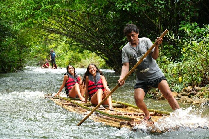 Khao Lak Bamboo Rafting Jungle River e Khantoke Experiência