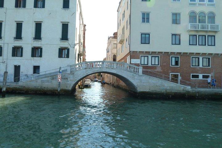 ベネチア潟の運河を巡る特別なボートツアー