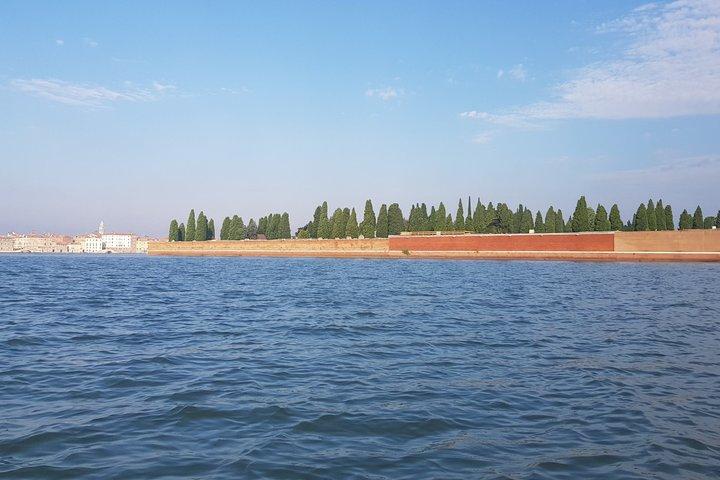 ベネチア潟の運河を巡る特別なボートツアー