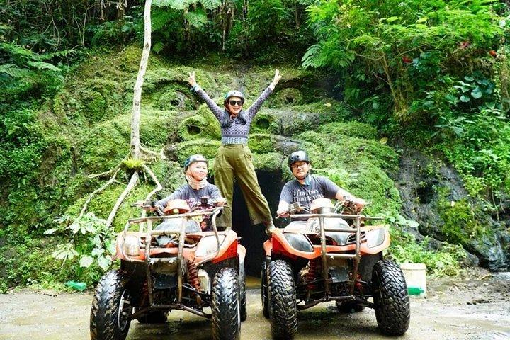 ウブドオフロードジャングルATVプライベートアユンラフティングとクレチャサンセット