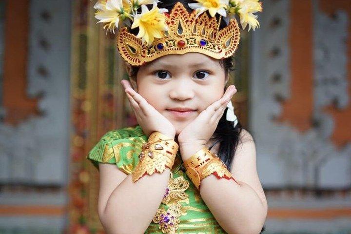 ウブドの伝統的なバリの衣装を写真撮影でメイク