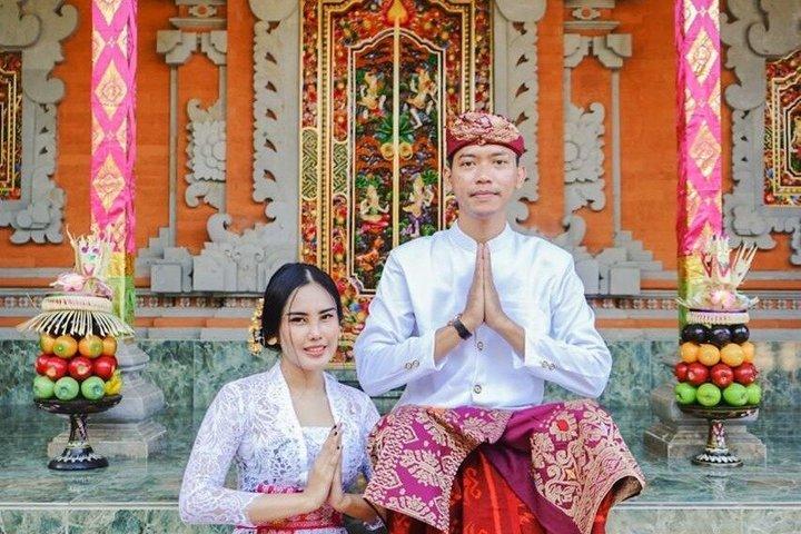 ウブドの伝統的なバリの衣装を写真撮影でメイク