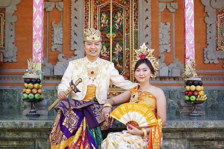 ウブドの伝統的なバリの衣装を写真撮影でメイク