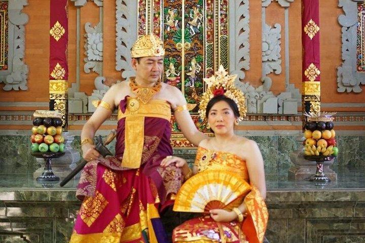 ウブドの伝統的なバリの衣装を写真撮影でメイク