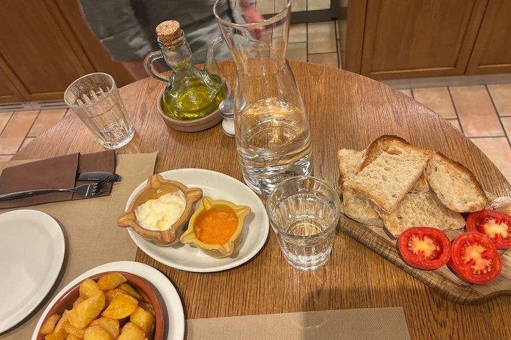 ジローナの夜のグルメツアーとタパスバー体験
