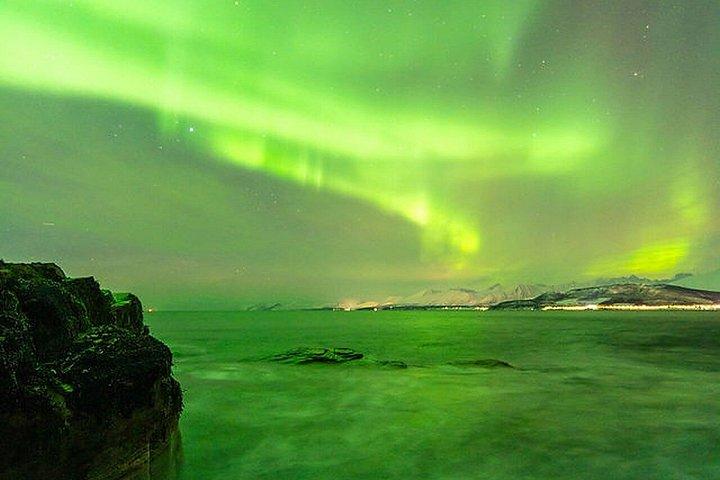 少人数グループでのオーロラ追跡とキャンプファイヤーディナー、写真撮影