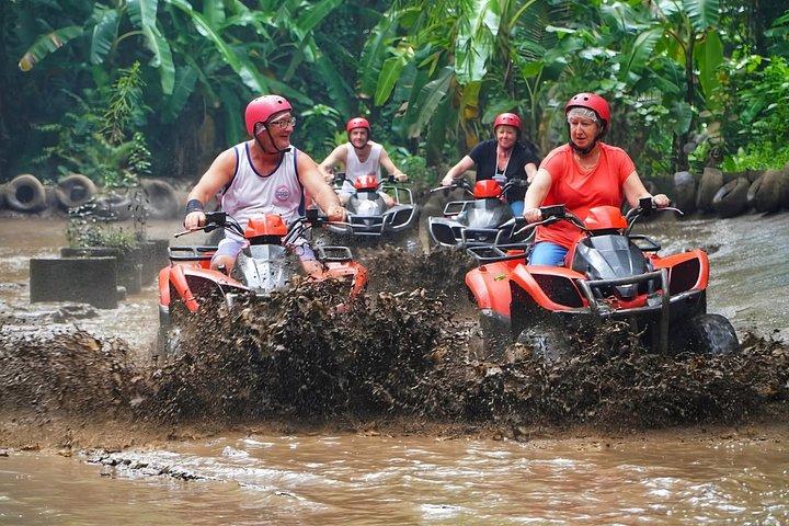 ウブドATVクワッドバイクアドベンチャー：ジャングル＆リバー＆マッドライド体験