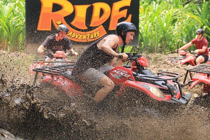 ウブドATVクワッドバイクアドベンチャー：ジャングル＆リバー＆マッドライド体験