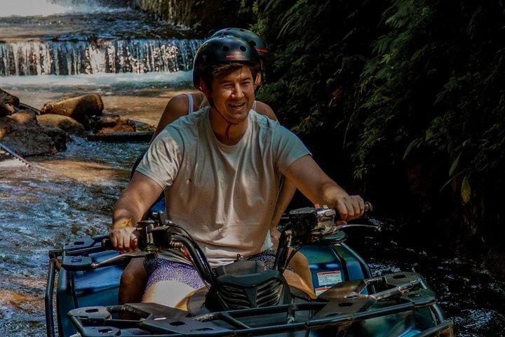 ウブドATVクワッドバイクアドベンチャー：ジャングル＆リバー＆マッドライド体験