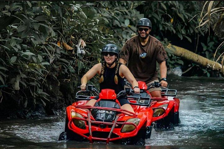 ウブドATVクワッドバイクアドベンチャー：ジャングル＆リバー＆マッドライド体験