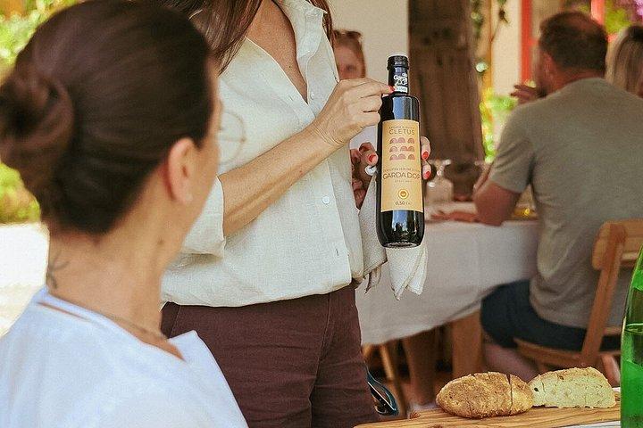 ガルダ湖の丘で地元の食材を使ったオリーブオイルの試飲