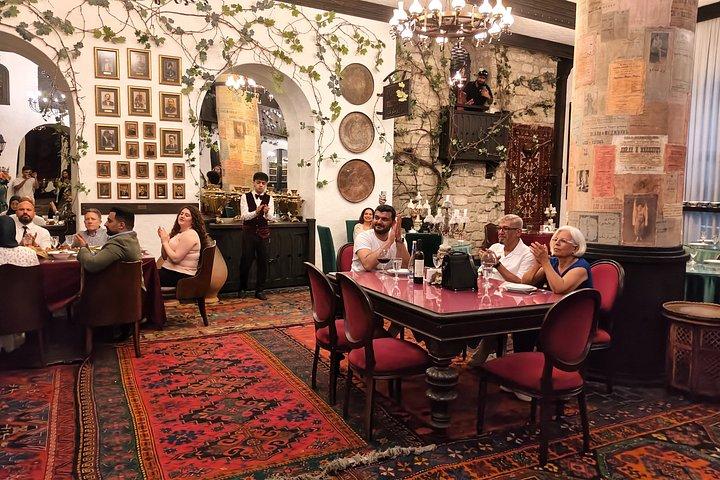 Baku : 本格的なディナー、ライブミュージック＆ダンスショー