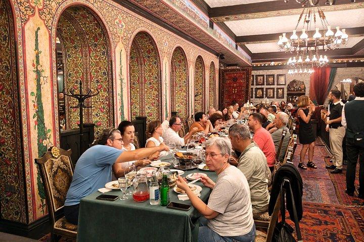 Baku : 本格的なディナー、ライブミュージック＆ダンスショー