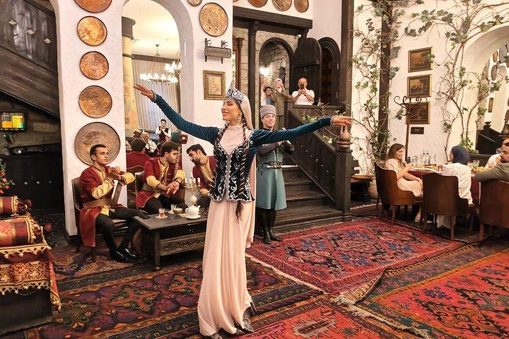 Baku : 本格的なディナー、ライブミュージック＆ダンスショー