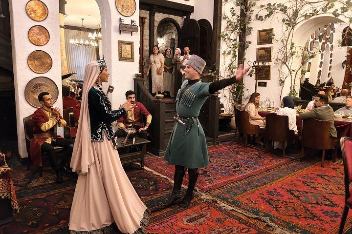 Baku : 本格的なディナー、ライブミュージック＆ダンスショー