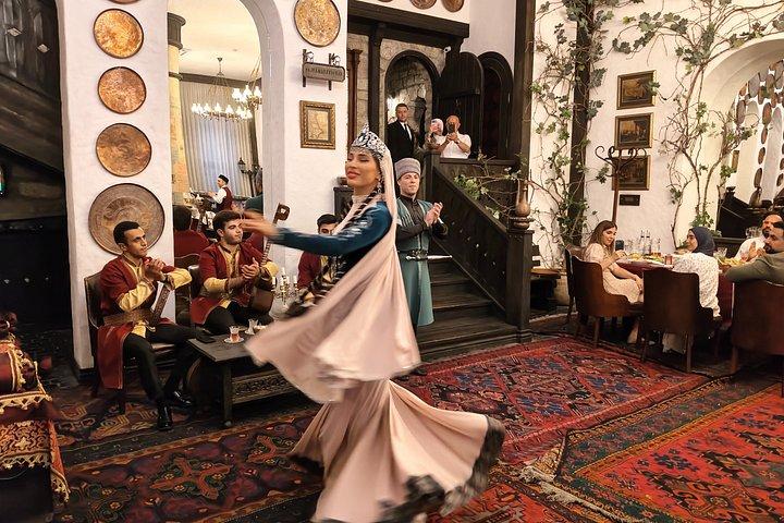 Baku : 本格的なディナー、ライブミュージック＆ダンスショー