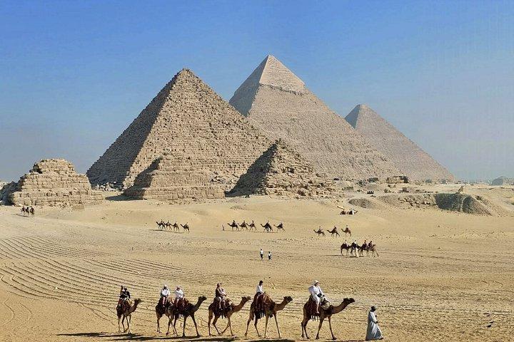 ハルガダからのカイロ日帰り旅行：ピラミッドとグランド・エジプト博物館