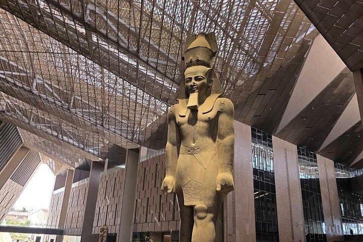 ハルガダからのカイロ日帰り旅行：ピラミッドとグランド・エジプト博物館