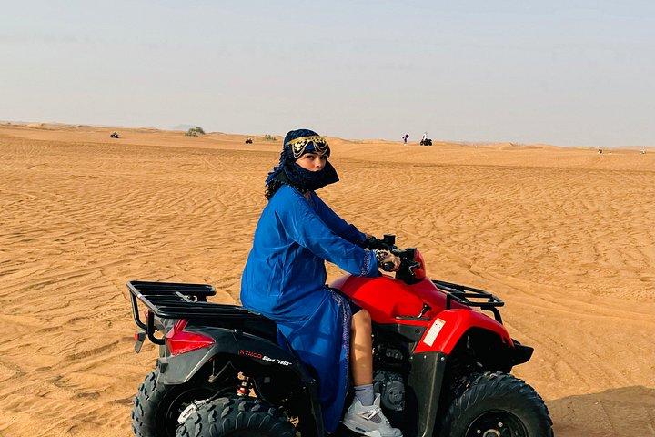 砂漠サファリツアー,クワッドバイクオプション,ラクダ乗りとBBQディナー