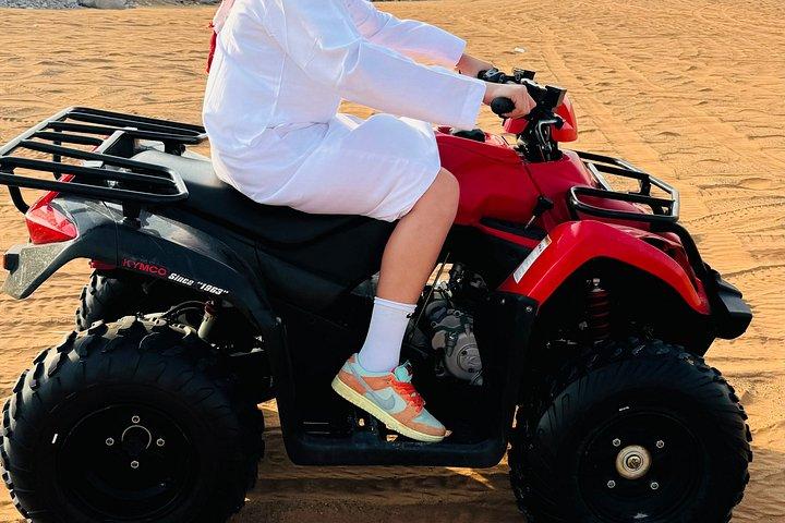 砂漠サファリツアー,クワッドバイクオプション,ラクダ乗りとBBQディナー