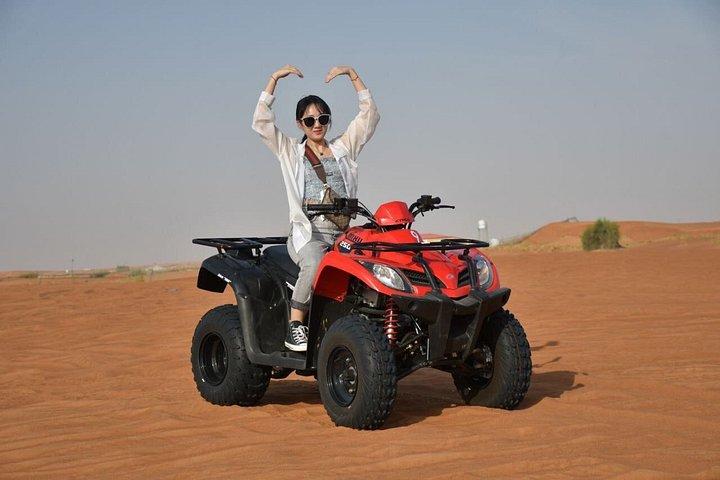 砂漠サファリツアー,クワッドバイクオプション,ラクダ乗りとBBQディナー