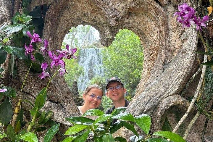 ダンテワダ（天使の国）、ワット・バン・デン、スティッキー・ウォーターフォールなどを訪れます。