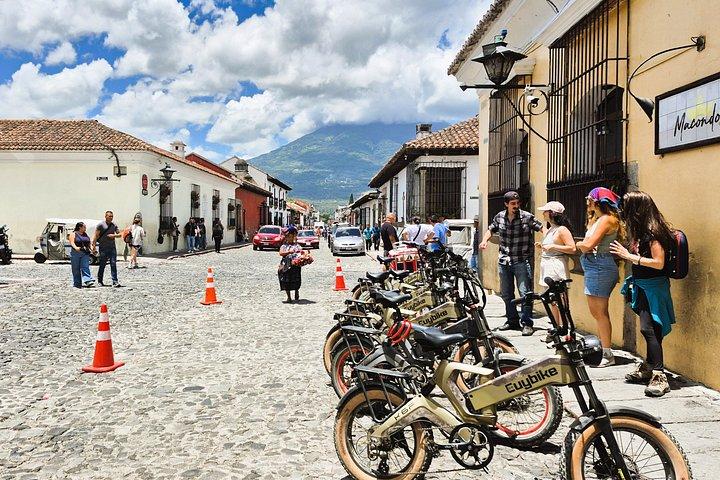 アンティグアグアテマラEバイクツアーセロ・デ・ラ・クルス＆シティハイライト
