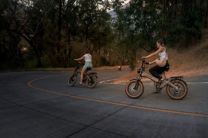 アンティグアグアテマラEバイクツアーセロ・デ・ラ・クルス＆シティハイライト