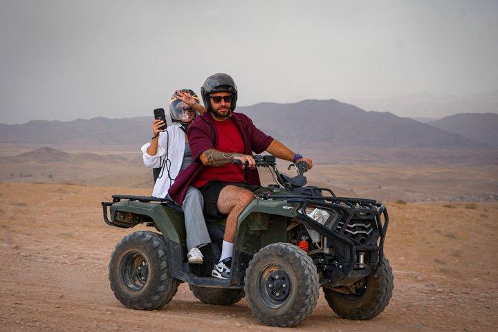 アガファイ砂漠でのクアッドバイクとラクダ乗り、ディナーショー付き