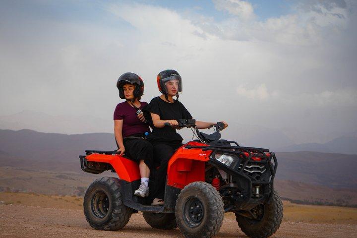 アガファイ砂漠でのクアッドバイクとラクダ乗り、ディナーショー付き