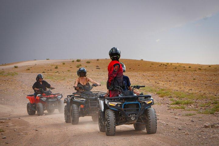 アガファイ砂漠でのクアッドバイクとラクダ乗り、ディナーショー付き