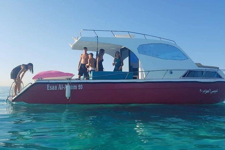 Barca privata , pesca , snorkeling , delfini e pranzo – Hurghada