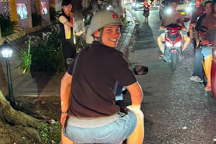 ホイアンの夕日をEスクーターで：ストリートフードとランタンの町