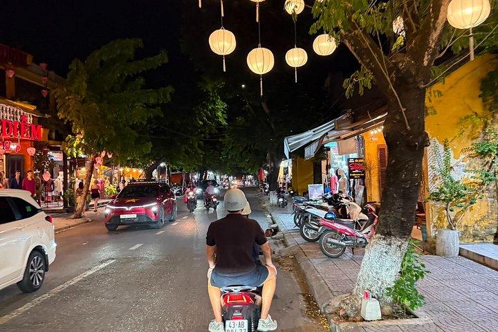 ホイアンの夕日をEスクーターで：ストリートフードとランタンの町
