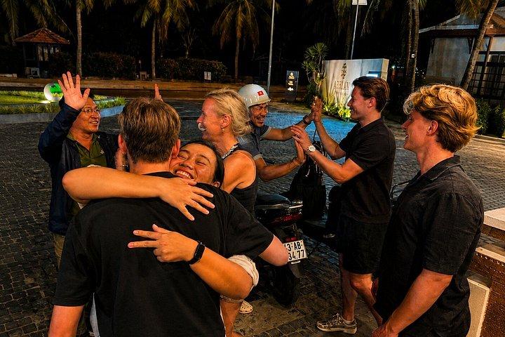 ホイアンの夕日をEスクーターで：ストリートフードとランタンの町