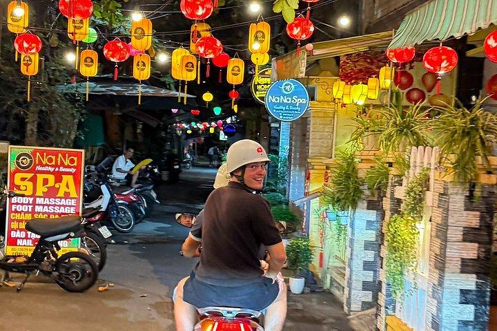 ホイアンの夕日をEスクーターで：ストリートフードとランタンの町