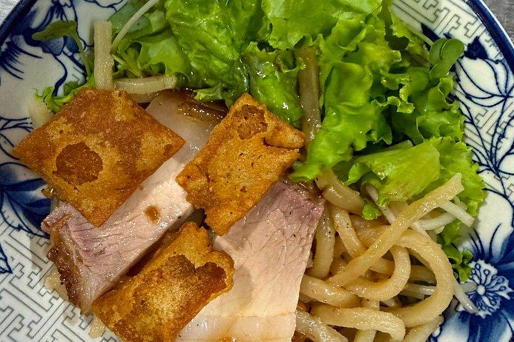 ホイアンの夕日をEスクーターで：ストリートフードとランタンの町
