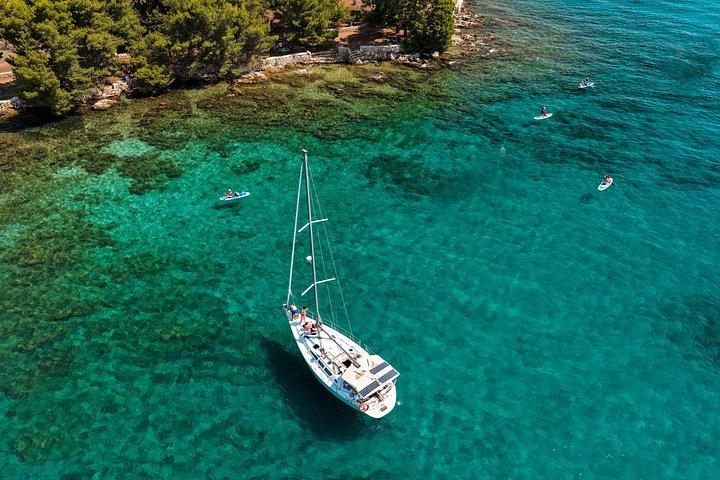 Tour in barca a vela di un'intera giornata