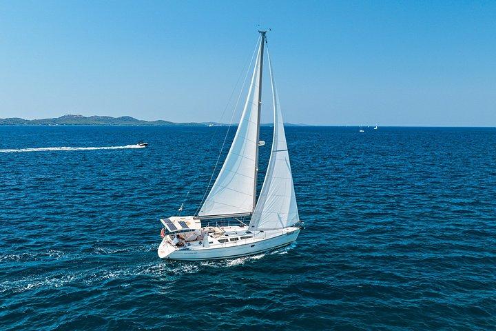 Tour in barca a vela di un'intera giornata