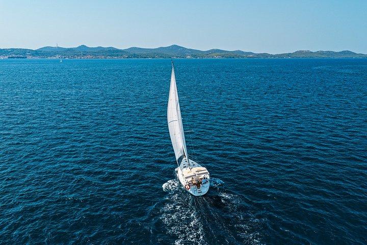 Tour in barca a vela di un'intera giornata