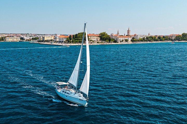 Tour in barca a vela di un'intera giornata