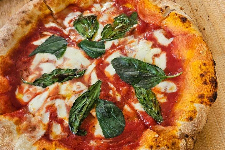 ミラノでティラミスとワイン試飲のピザ料理教室
