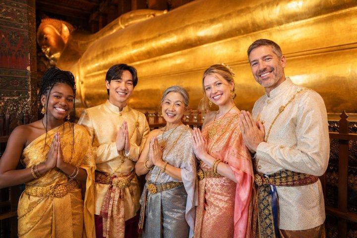 Traditional Thai Costumes Photoshoot at Wat Pho (Phra Chetuphon)
